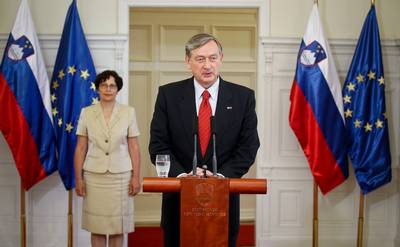 Predsednik republike dr. Danilo Türk je sprejel varuhinjo človekovih pravic dr. Zdenko Čebašek Travnik, ki mu je predala Letno poročilo Varuha človekovih pravic Republike Slovenije za leto 2011 (foto: Stanko Gruden/STA)